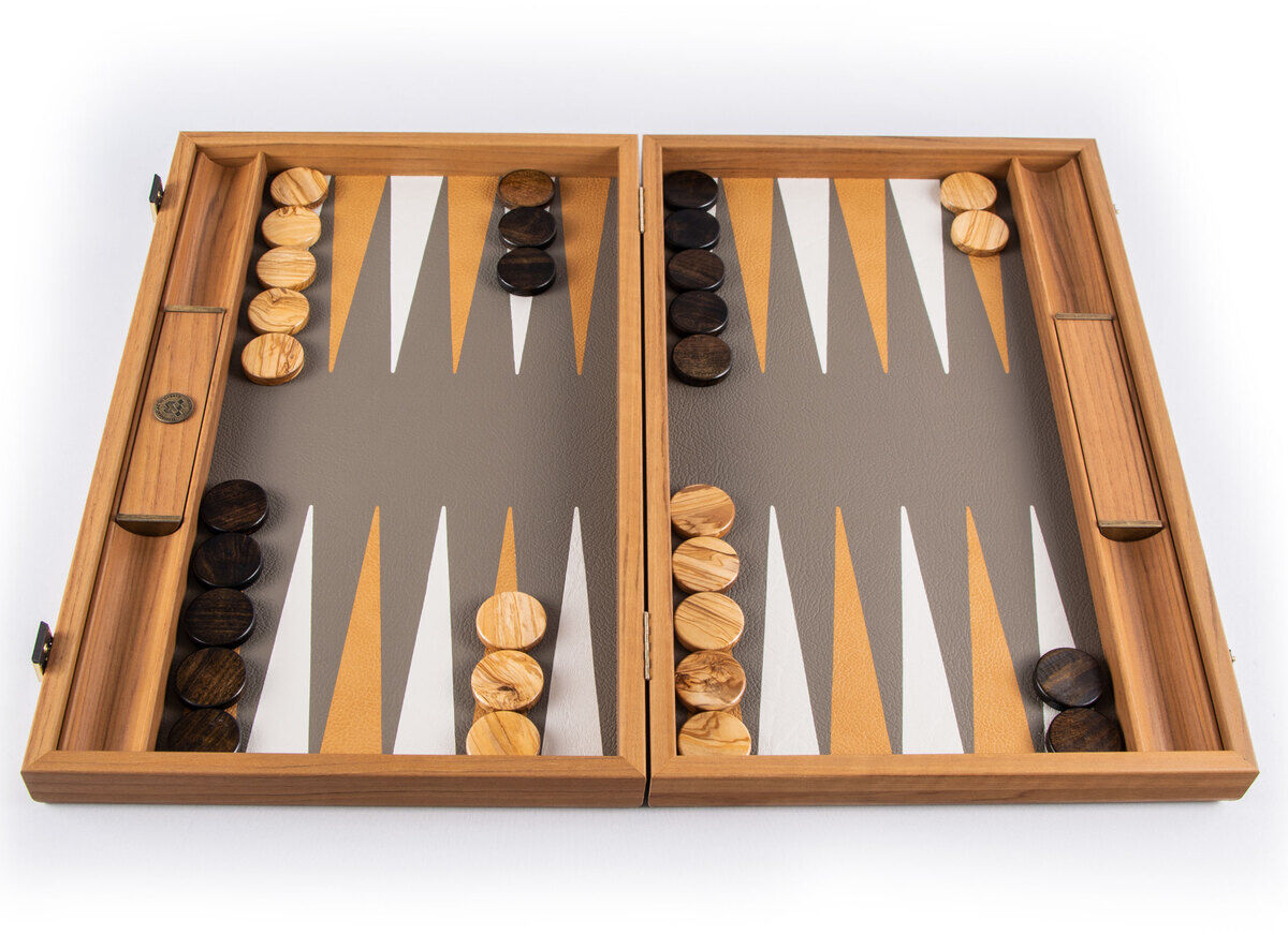 Backgammon-Spiel in graubeiger Straußenleder-Optik mit Holzrahmen; das Spielbrett zeigt ein symmetrisches Design mit schwarzen und weißen Dreiecken, Spielsteine in braunen und beigen Farbtönen.