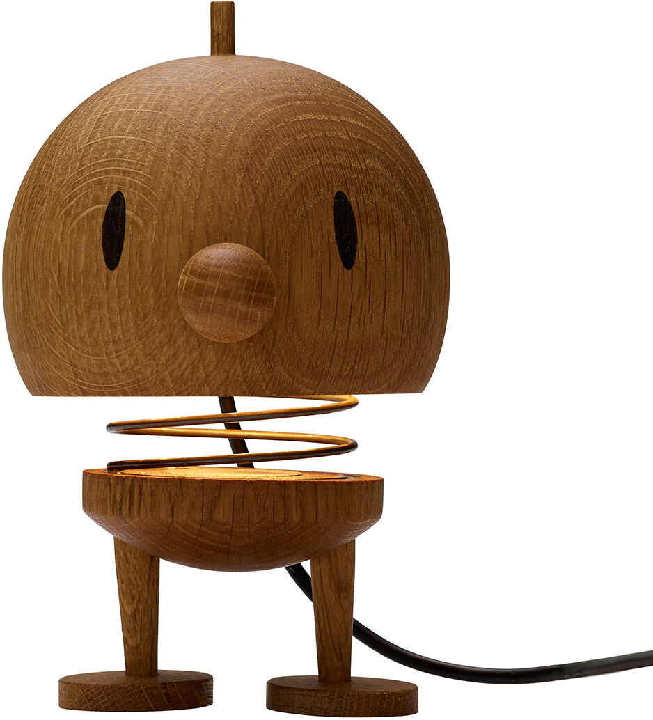 Hoptimist Lampe aus Eiche, hergestellt aus Holz, mit skandinavischem Design. Die Lampe hat eine kugelförmige Gestalt mit einer Feder als Mittelteil. Der Stromkabel ist sichtbar im rechten unteren Teil des Bildes.