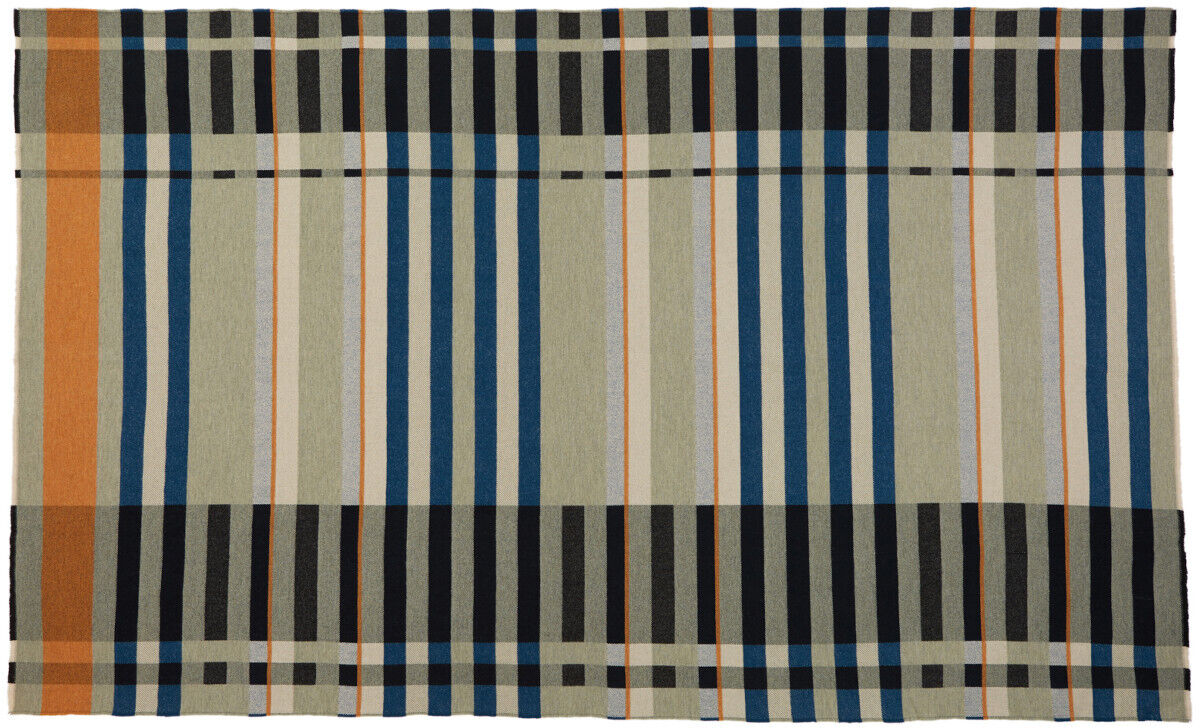 Eine Decke mit einem geometrischen Streifenmuster in Blau, Grün, Orange, Schwarz und Beige. Das Design ist modern und minimalistisch und erinnert an den Bauhaus-Stil.