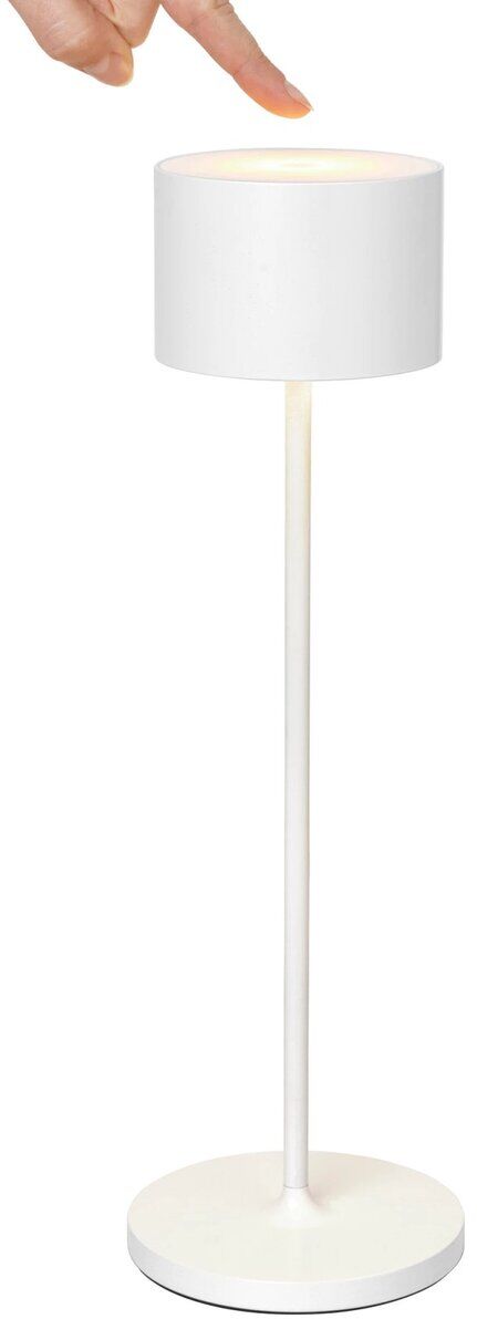 Mobile LED-Tischleuchte 'FAROL' mit einem minimalistischen Design, bestehend aus einem weißen runden Fuß, einer langen Stange und einem zylinderförmigen Leuchtenschirm, berührt von einer Hand zur Bedienung.