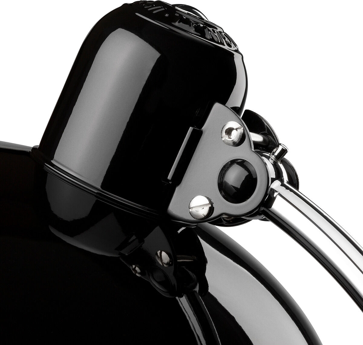 Nahaufnahme der Oberseite einer glänzenden, schwarzen Kaiser Idell Designlampe mit verstellbarem Metallschirm und silbernen Elementen.