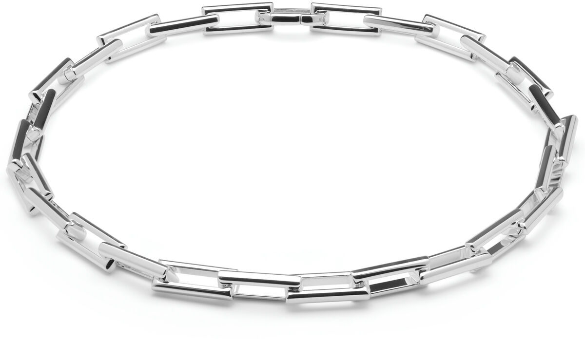 Schlichte, silberfarbene Collier-Halskette im modernen Kettenglieder-Design, flach auf weißem Hintergrund präsentiert, geeignet als elegantes Accessoire für verschiedene festliche Anlässe.