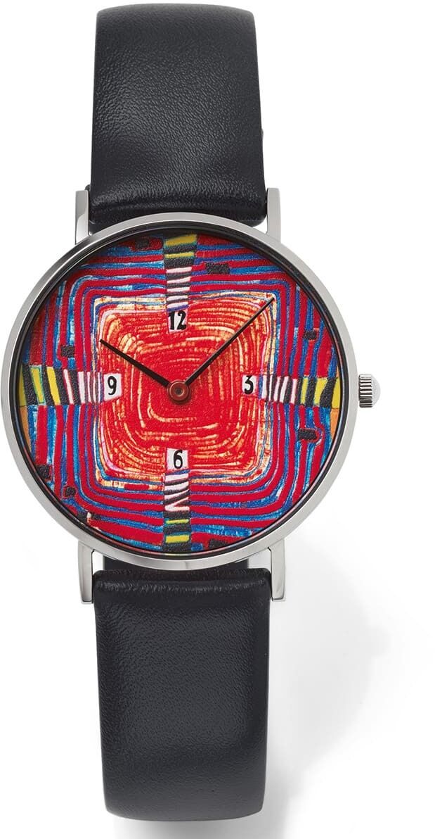 Eine Armbanduhr mit einem bunten Zifferblatt basierend auf den Designs von Hundertwasser. Die Uhr hat ein schwarzes Lederarmband und ein rundes Zifferblatt mit roten, blauen, gelben und grünen Elementen. Das Zifferblatt zeigt ein abstraktes Kunstmotiv.