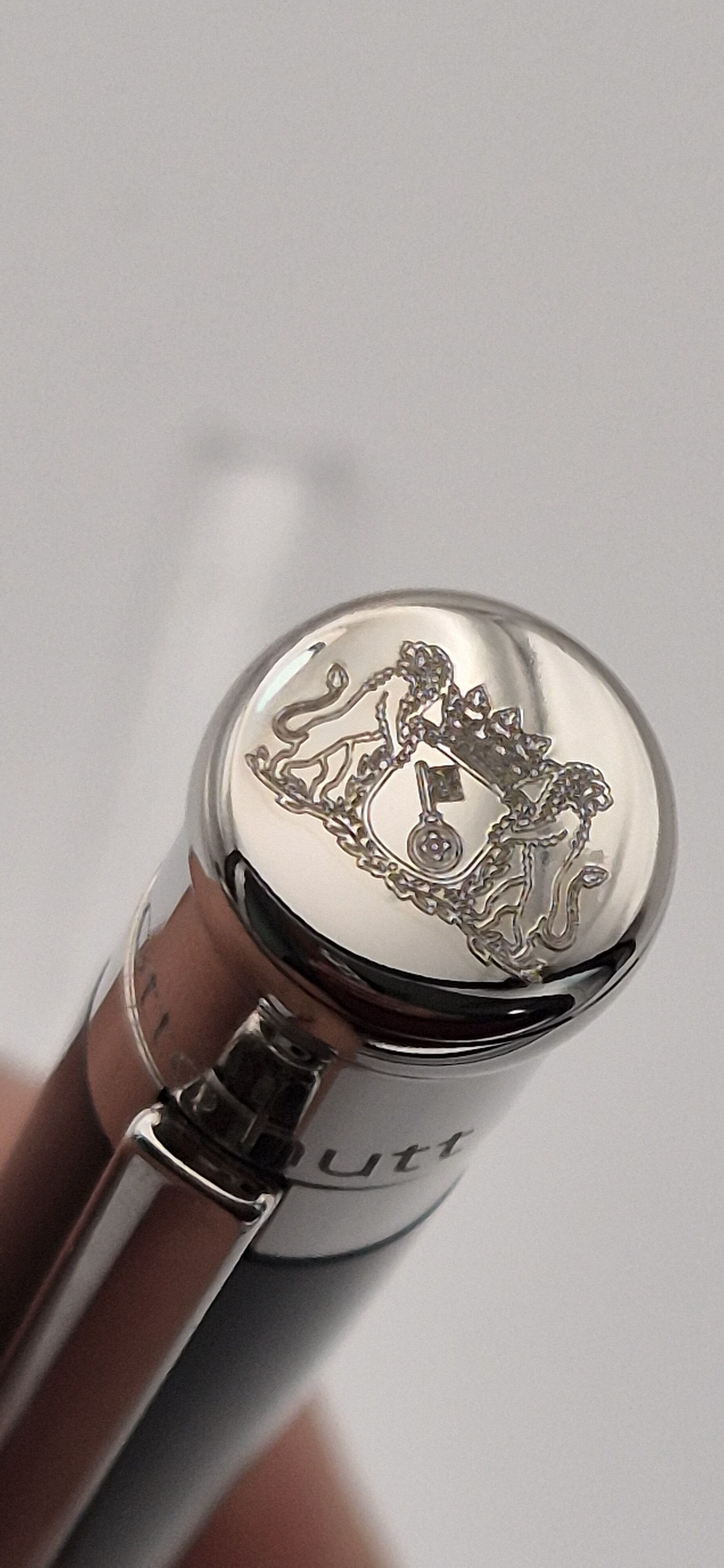 Nahaufnahme eines hochwertigen Kugelschreibers aus der ZEIT-Sonderedition »Design04«. Der Füllfederhalter zeigt ein aufwendig graviertes Emblem auf dem silberfarbenen Kappenkopf und spiegelt ein elegantes, zeitloses Design wider.
