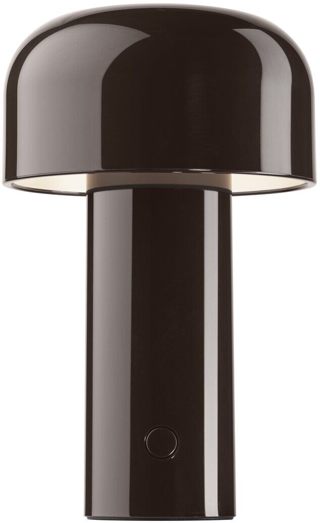 Die Tischleuchte Bellhop ist eine moderne, minimalistische Lampe mit einem glatten, zylinderförmigen Fuß und einem kuppelförmigen Schirm in dunklem Braun. Sie eignet sich hervorragend als stilvolle Innenbeleuchtung.