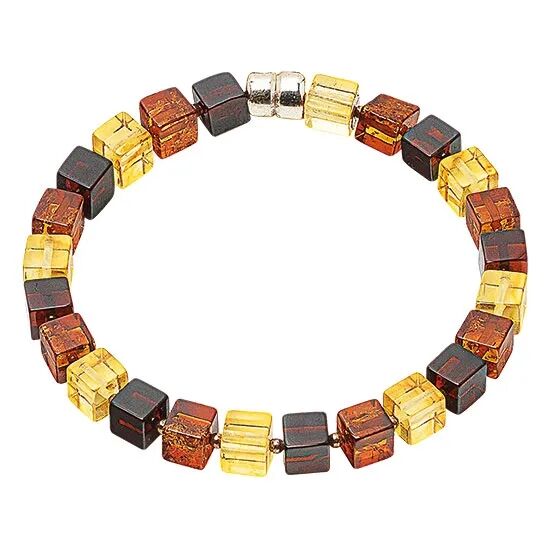 Abgebildet ist ein Schmuckset mit dem Titel »Meeressonne«, bestehend aus einem Armband aus naturbelassenem Bernstein. Die würfelförmigen Steine variieren in verschiedenen Gelb- und Brauntönen und sind mit einem silbernen Verschluss versehen. Das Design wirkt natürlich, elegant und zeitlos.