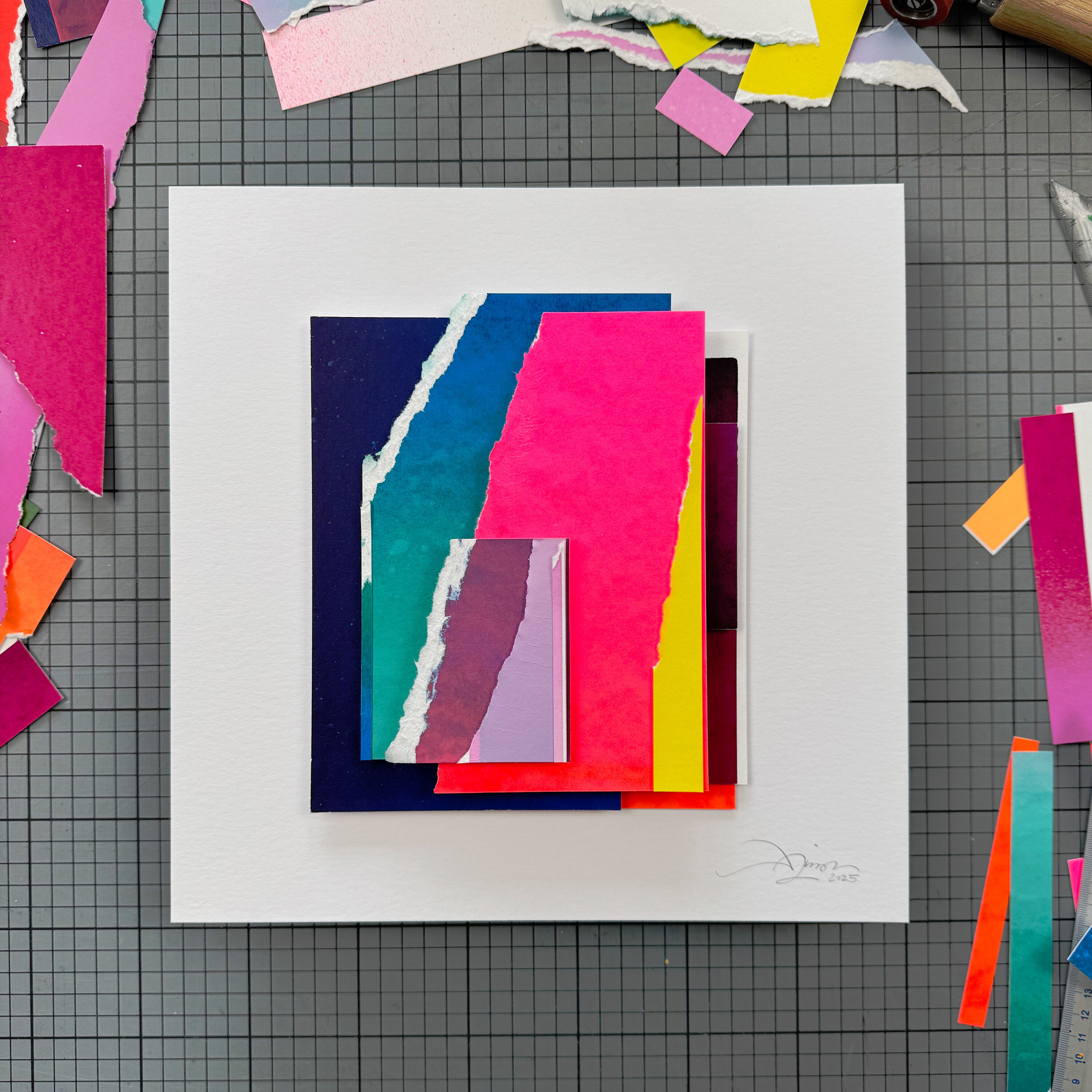 Quadratische Collage und Siebdruck auf weißem Karton mit geometrisch angeordneten, mehrlagigen, farbig gerissenen Papierstreifen in kräftigen Farben wie Pink, Blau, Violett, Gelb und Orange; das Artwork liegt auf kariertem Hintergrund mit weiteren Papierschnipseln, modernes Kunstunikat.