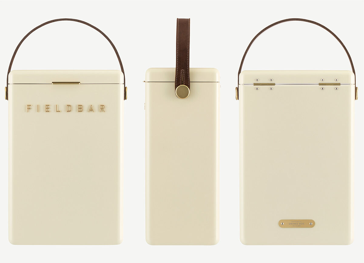 Beige Getränkebox der Marke Fieldbar, abgebildet in drei Ansichten: vorderseitig mit Schriftzug, seitlich mit braunem Tragegriff, und rückseitig. Die Kühlelemente sind portabel und stilvoll gestaltet.