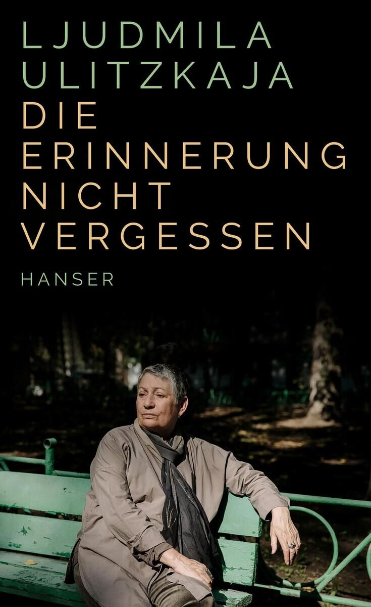 Das Buchcover von 'Erinnerung nicht vergessen' von Ljudmila Ulitzkaja zeigt eine ältere Frau, die auf einer grünen Bank sitzt. Der Hintergrund ist dunkel und unscharf, mit Bäumen im Schatten. Der Buchtitel und der Name der Autorin sind in großen, hellen Buchstaben geschrieben.