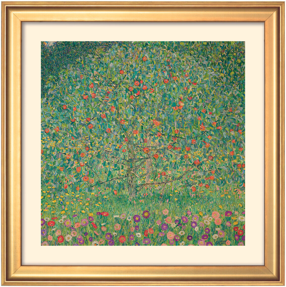 Ein Kunstwerk von Gustav Klimt, das Teil eines 4-teiligen Landschaftsbild-Sets ist. Es zeigt eine grüne Landschaft mit einem Baum, der rote Äpfel trägt, und Blumen im Vordergrund. Der Rahmen ist aus goldfarbenem Holz.