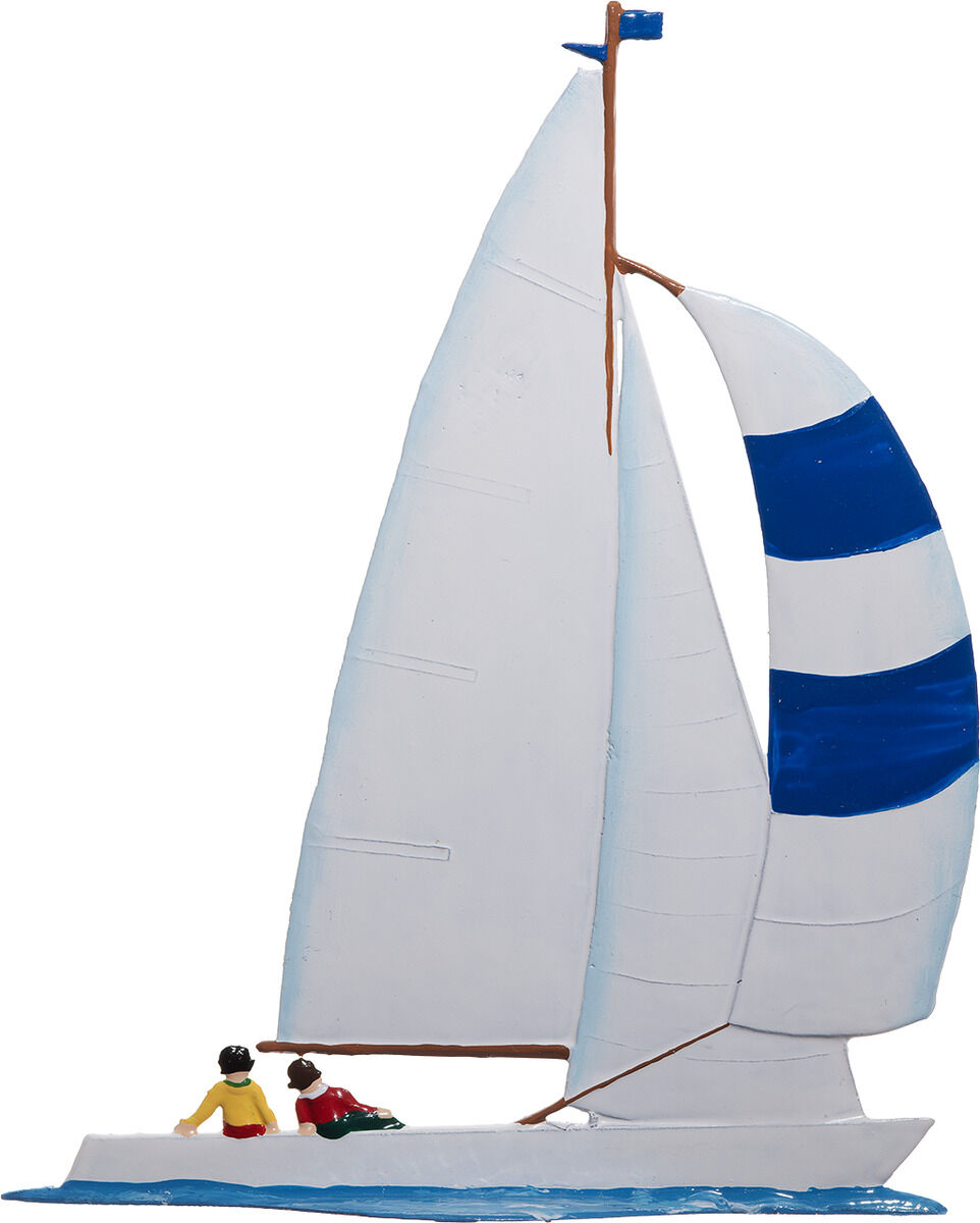 Zinnfigur eines Segelboots vom Typ Dyas mit weißen Segeln und einem gestreiften blauen Vorsail. Zwei Menschen sitzen an Deck, das Boot fährt über stilisierte blaue Wasserwellen. Die Details sind filigran und handbemalt, das Modell steht im Mittelpunkt der Darstellung.