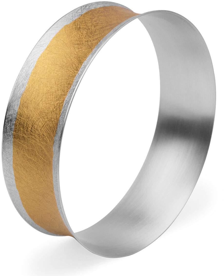 Ein eleganter Armreif namens »Sole«, mit einer Kombination aus goldenem und silbernem Metall. Der Armreif besteht aus einem glatten, silbernen Rahmen mit einer goldenen, strukturierten Hälfte. Perfekt als stilvolles Accessoire für verschiedene Anlässe.