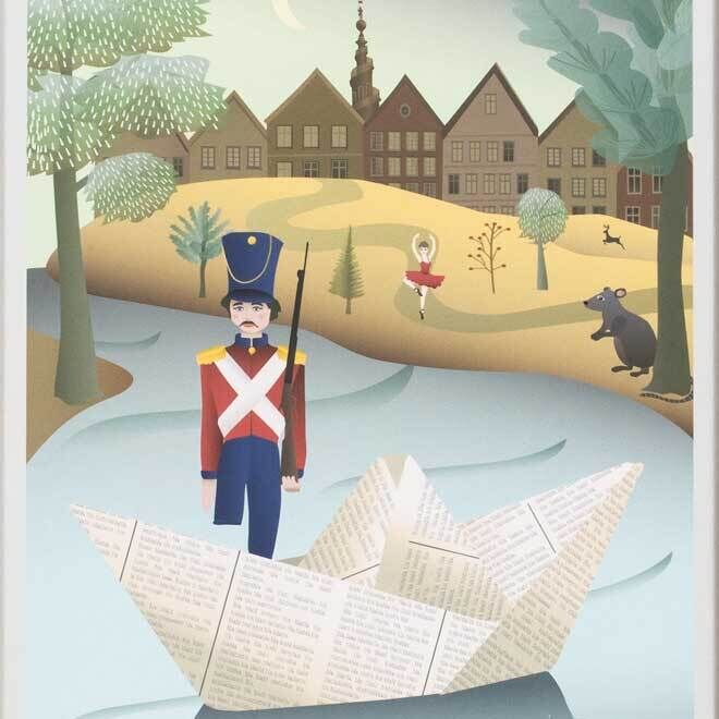 Illustration eines stabilen Zinnsoldaten in Uniform, der auf einem Papierboot einen Fluss hinunterfährt, mit einer idyllischen Stadtlandschaft und Bäumen im Hintergrund. Eine Ballerina, eine Ratte und weitere märchenhafte Elemente sind zu sehen, der Himmel ist teilweise mit Sternen und Mond geschmückt.