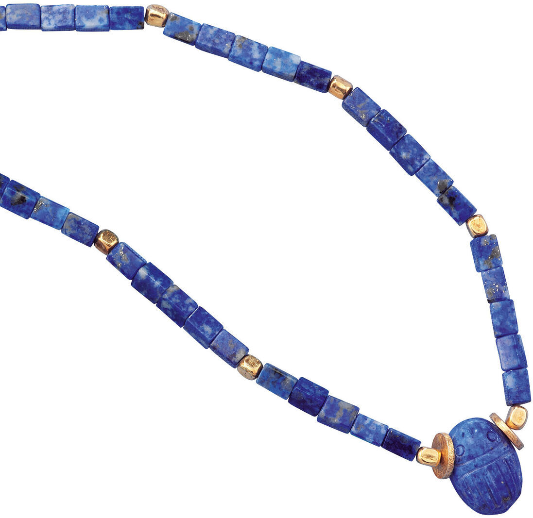 Skarabäus-Collier aus echtem Lapislazuli mit goldenen Akzenten. Eine handgefertigte Halskette in Königblau, bei der ein großer Lapislazuli-Skarabäus im Zentrum steht.