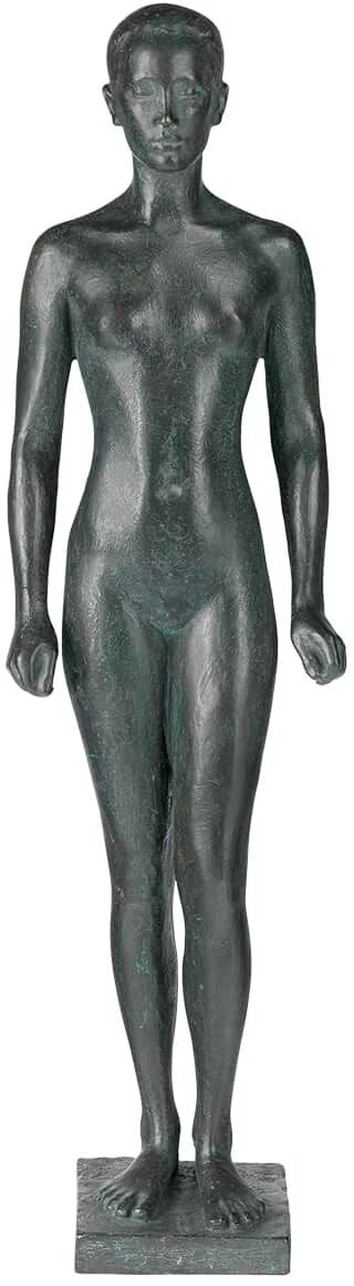 Bronzeskulptur mit dem Titel »Malaiin« von Georg Kolbe aus dem Jahr 1916. Die Figur zeigt eine aufrecht stehende menschliche Gestalt mit geschlossenen Armen an den Seiten, dargestellt in einem schlichten, detailarmen Stil.