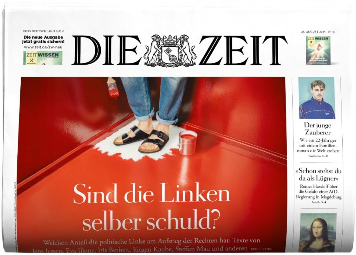 Zeitungsausgabe DIE ZEIT 37/2025 mit zentralem Titelbild: Zwei Füße auf rotem Boden, daneben verschütteter Getränkebecher und Papier. Die große Überschrift fragt, ob die Linken selbst schuld sind. Im Kopfbereich das Logo der Zeitung und kleinere Artikelhinweise.