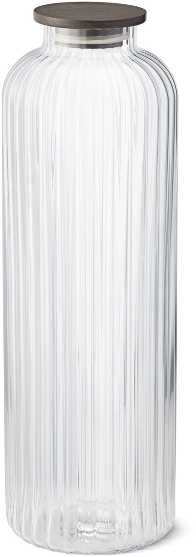 Eine elegante, klare Karaffe aus Glas mit einem silberfarbenen Deckel, in einem minimalistischen Design.