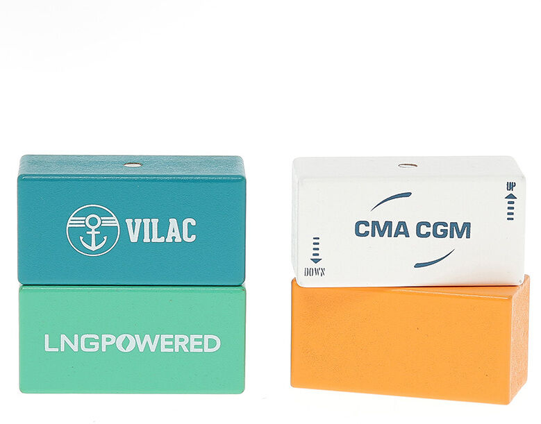 Das Bild zeigt vier Schiffscontainer-Spielzeuge aus Holz, die aufeinandergestapelt sind. Die Container sind in den Farben Grün, Orange und Weiß gehalten und tragen die Beschriftungen ‚Vilac‘, ‚CMA CGM‘ und ‚LNG powered‘.