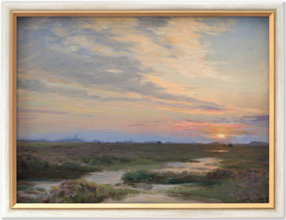 Gerahmtes Bild »Abend in Skagen« von Peder Severin Krøyer, 1893: Über einer flachen, dunkelgrünen Küstenlandschaft mit Wasserläufen leuchtet die tief stehende Sonne. Der wolkige Himmel ist in Blau, Türkis, Apricot und Rosa gemalt. Ein breiter, cremeweiß-goldener Rahmen umgibt das impressionistische Landschaftsbild.
