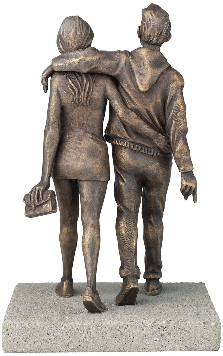Bronzeskulptur von Leo Wirth, »Modern Life«, zeigt ein Paar, das eng umschlungen Hand in Hand spaziert, auf einem grauen Sockel stehend.