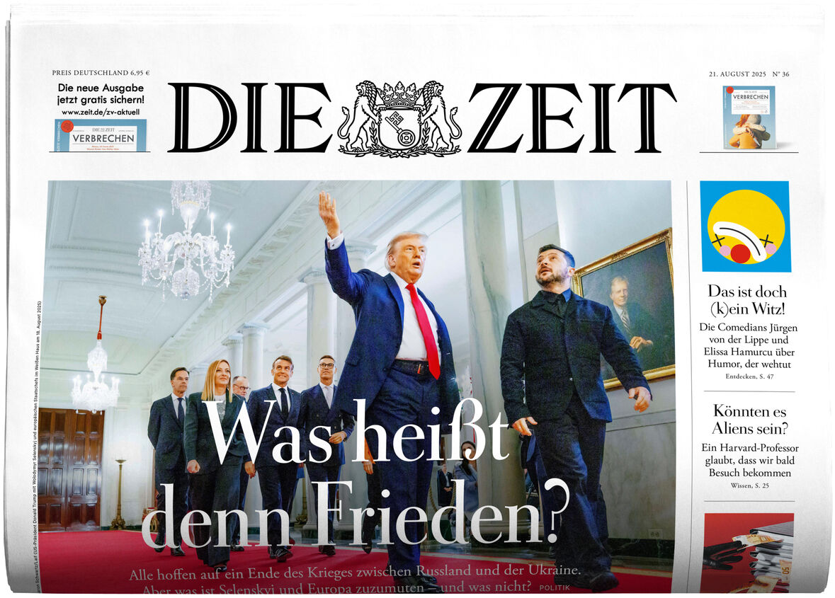 Das Titelblatt der Zeitung DIE ZEIT Ausgabe 36/2025 zeigt mehrere offiziell gekleidete Menschen in einer eleganten Halle. In der Mitte des Bildes steht ein Mann mit roter Krawatte, der von anderen Personen begleitet wird. Im Vordergrund steht der groß gedruckte Titel 'Was heißt denn Frieden?'. Die Zeitung präsentiert Informationen und Artikel zu aktuellen politischen und gesellschaftlichen Themen mit Schwerpunkt auf internationalen Angelegenheiten.