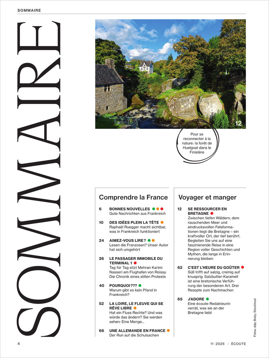 Das Bild zeigt eine Inhaltsseite des Écoute Magazins 11/2026 von Spotlight Verlag. Oben ein großes Foto eines idyllischen französischen Dorfes mit Natur, alten Steinhäusern und Fluss. Darunter Inhaltsverzeichnis mit Themen zu Frankreich, Sprache, Paris und französischer Kultur.