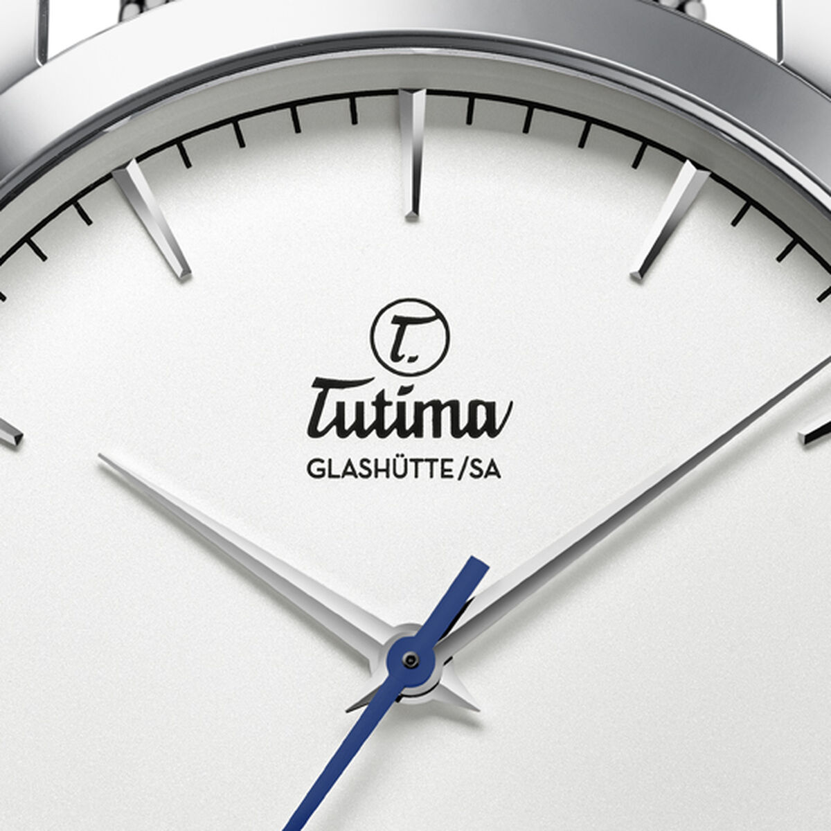 Die ZEIT Sonderedition »Flieger Aero Club« ist eine elegante Automatikuhr mit einem silbernen Mesh-Armband, einem weißen Zifferblatt und blauen Akzenten. Sie verfügt über ein Datum-Fenster und verkörpert klassische Eleganz und deutsche Präzision.