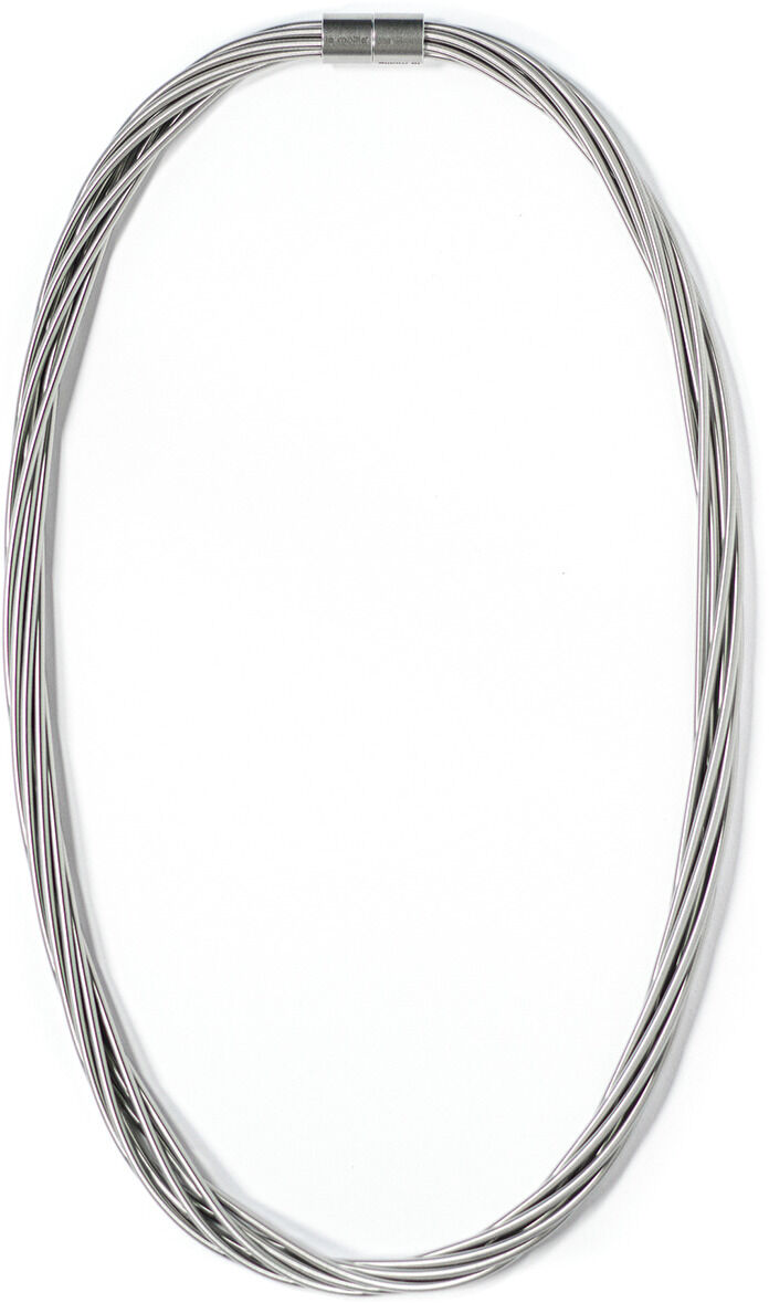 Eine elegante Halskette namens Collier »Twist«, bestehend aus mehreren silbernen Drähten, die sich zart umschlingen. Die Kette hat einen modernen und minimalistischen Stil mit einem schlichten Verschluss.