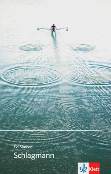 Ein Ruderer in einem Einzelboot fährt über einen ruhigen See und hinterlässt dabei konzentrische Wellen. Das Buchcover zeigt den Titel 'Schlagmann' und den Autorennamen 'Evi Simeoni'. Unten rechts ist das Logo des Verlags Klett zu sehen.