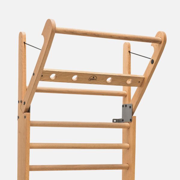 Foto einer modernen Sprossenwand aus Eiche mit Metallverstärkungen, geeignet für Fitness und Gymnastik zu Hause. Das Sportgerät steht frei vor weißem Hintergrund.
