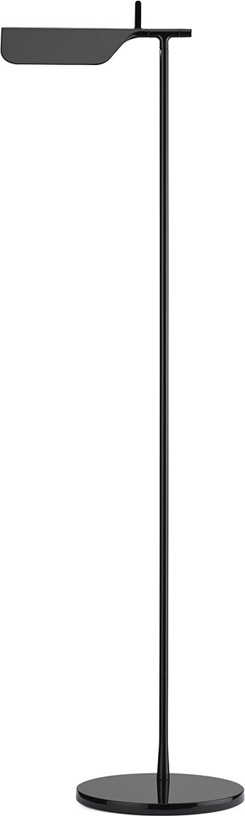 Eine schlanke, moderne Stehlampe aus schwarzen Metall. Die Leuchte steht auf einem runden Fuß und hat einen geraden, funktionalen Aufbau.