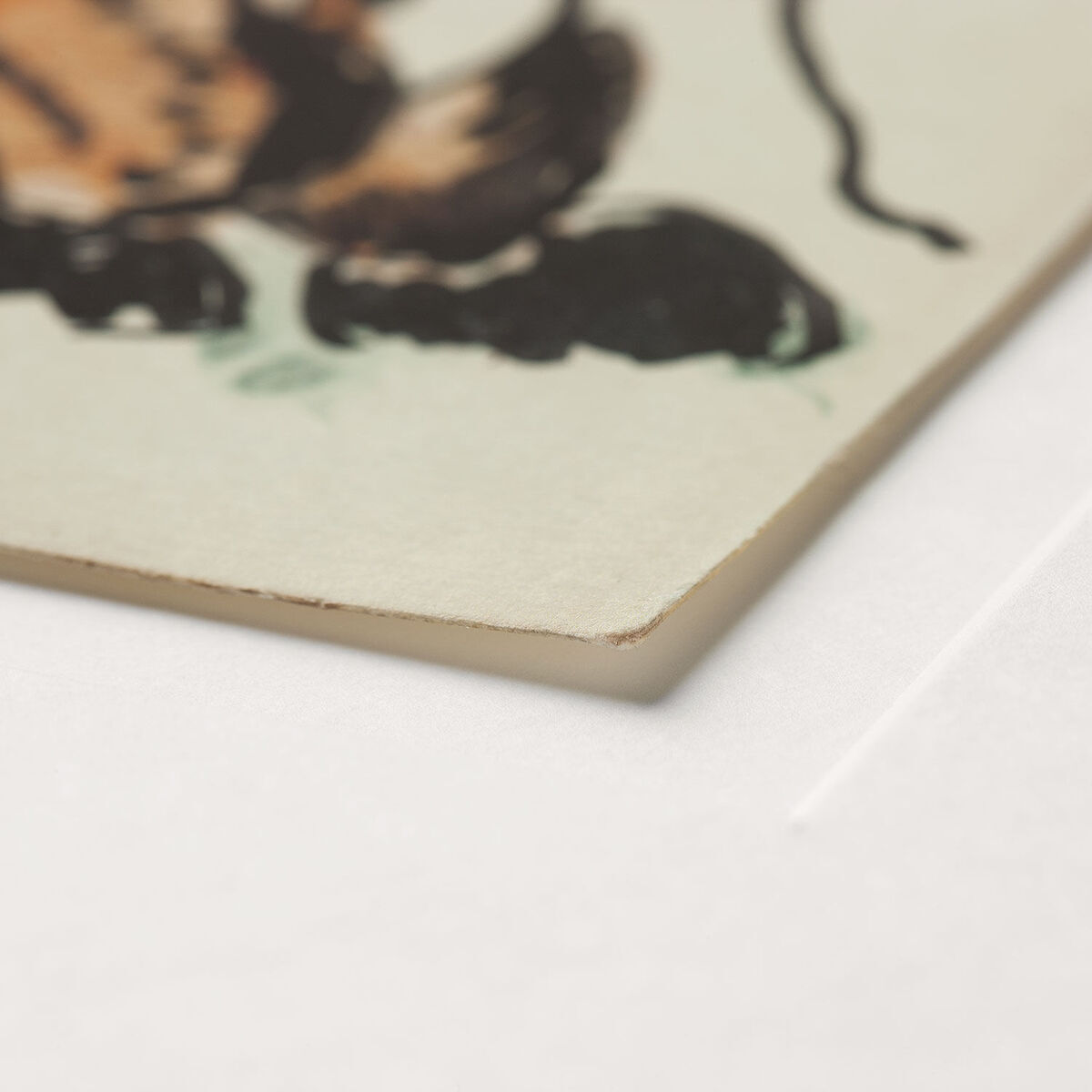 Eine Nahaufnahme eines Teils von Max Pechsteins »Drei Miniatur-Kunstwerke«, datiert zwischen 1910 und 1915. Das Bild zeigt eine Ecke des Kunstwerks mit gedeckten Farben einschließlich Beige, Schwarz, Braun und Grün.