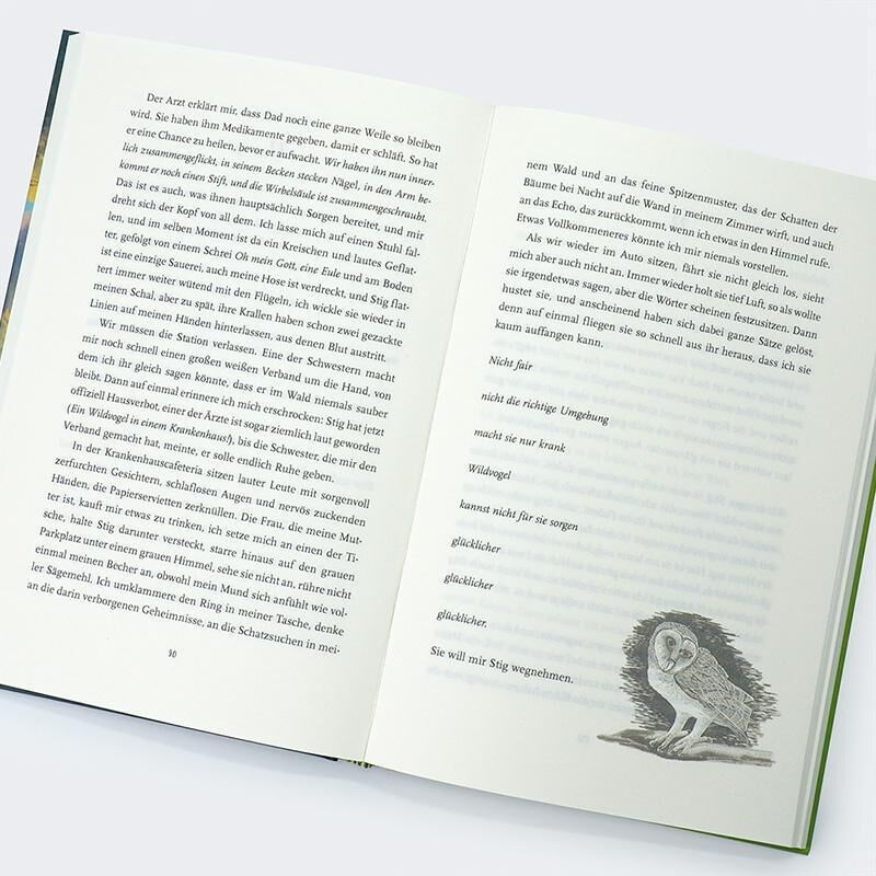 Offenes Buch mit Text auf den Seiten und einer kleinen Illustration einer Eule am unteren Rand der rechten Seite.