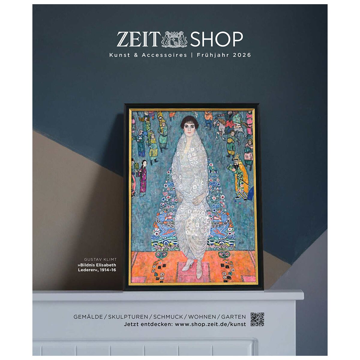 Titelblatt des ZEIT SHOP Katalogs Kunst & Accessoires Frühjahr 2026. Im Zentrum ein gerahmtes Gemälde von Gustav Klimt („Bildnis Elisabeth Lederer, 1914-16“) mit farbenfrohen Details, auf einem weißen Kaminsims stehend. Hintergrund in Grau- und Blautönen, dezenter Text oben und unten am Cover.