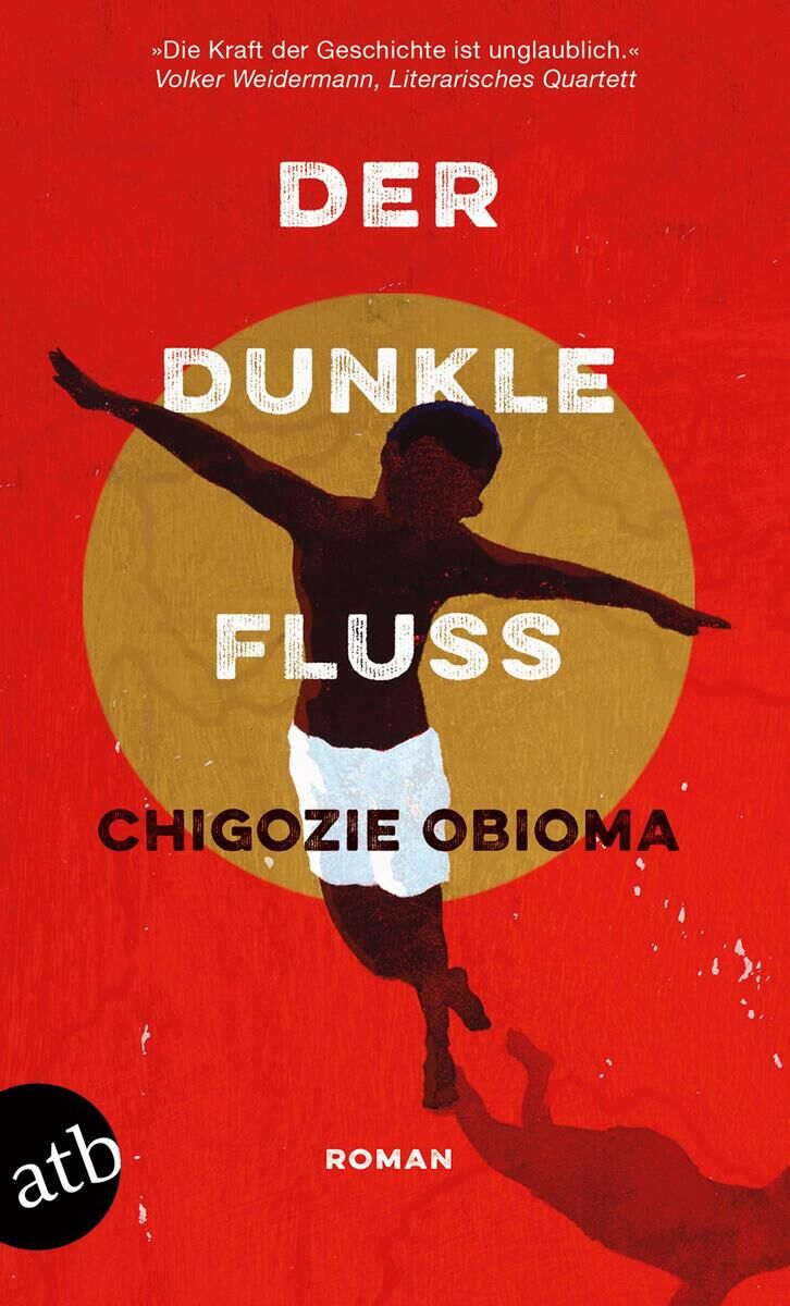 Über die Ausdauer hinweg springt ein Kind in die Luft, auf einem Buchcover mit dem Titel 'Der dunkle Fluss' von Chigozie Obioma. Der Hintergrund ist überwiegend rot mit einer großen gelben Kreisscheibe. Der Name des Verlags ist in einer Ecke des Covers eingekreist.