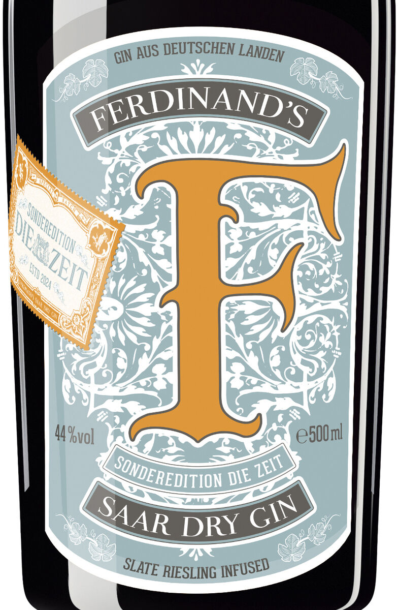 Eine Flasche Ferdinand's Saar Dry Gin ZEIT-Sonderedition mit einem schlichten, eleganten Etikett in Schwarz, Gold und Hellblau.