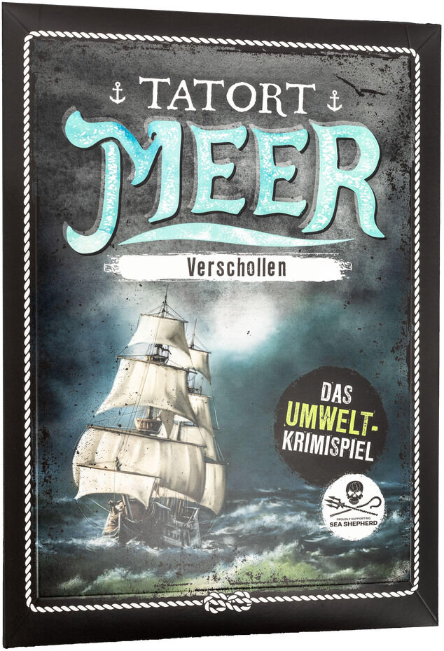 Die Verpackung des Spiels 'Tatort Meer - Verschollen' zeigt ein großes Segelschiff auf stürmischer See mit dunklen Wolken im Hintergrund. Der Titel des Spiels ist in großen, blauen Buchstaben geschrieben. Ein gelbes Label auf der Verpackung weist auf das Umwelt-Krimispiel hin.