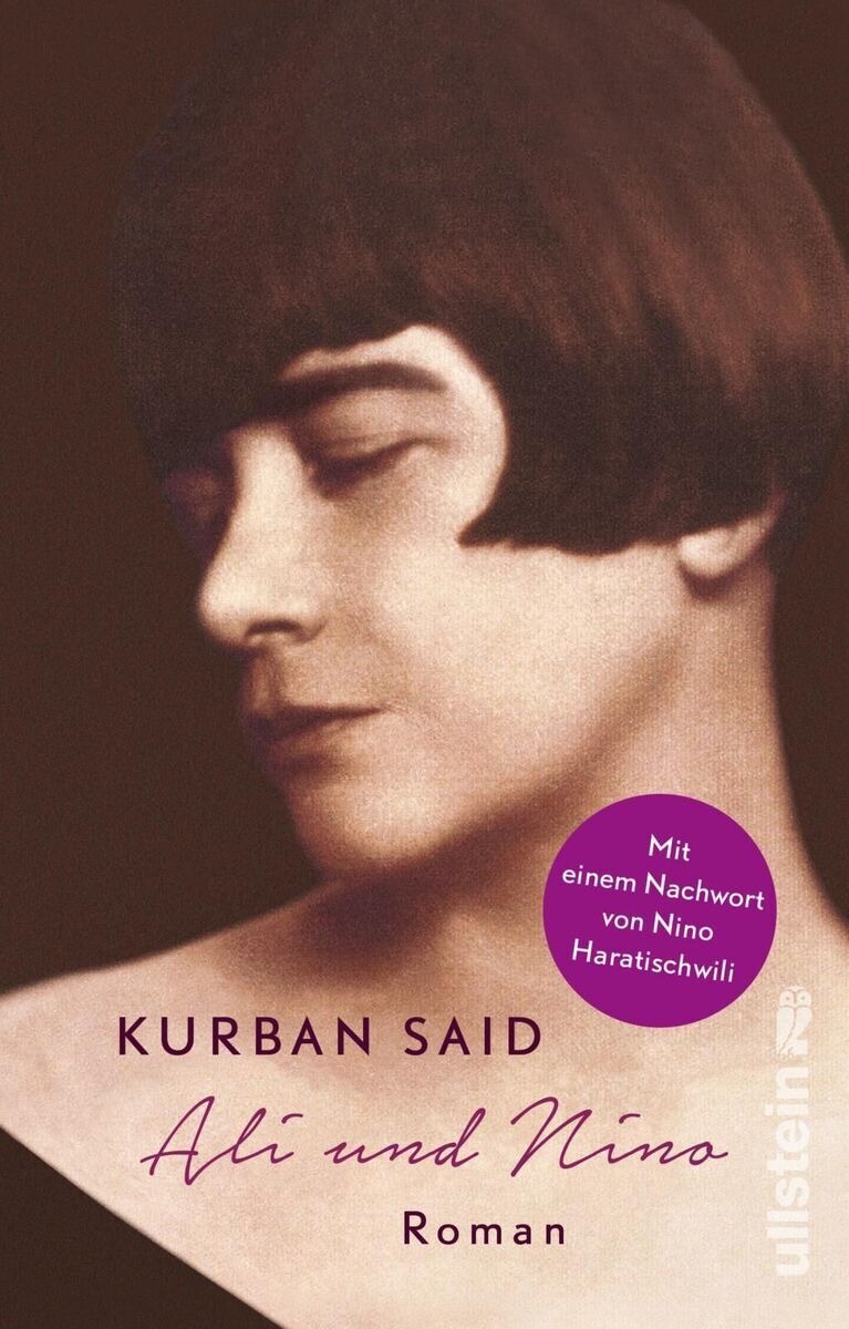 Das Bild zeigt das Buchcover des Romans 'Ali und Nino' von Kurban Said. Das Cover ist in gedeckten Braun- und Beigetönen gehalten und zeigt das stilisierte Porträt einer Frau. Am rechten Rand befindet sich der Schriftzug 'ullstein', und ein lila Aufkleber mit weißer Schrift informiert über ein Nachwort von Nino Haratischwili.