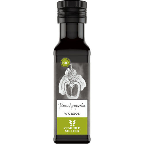 Eine Flasche biologisches Würzöl mit Rauchpaprika von Ölmühle Solling, geeignet als Grillzutat oder Geschenk für Grillfreunde, vor weißem Hintergrund fotografiert.