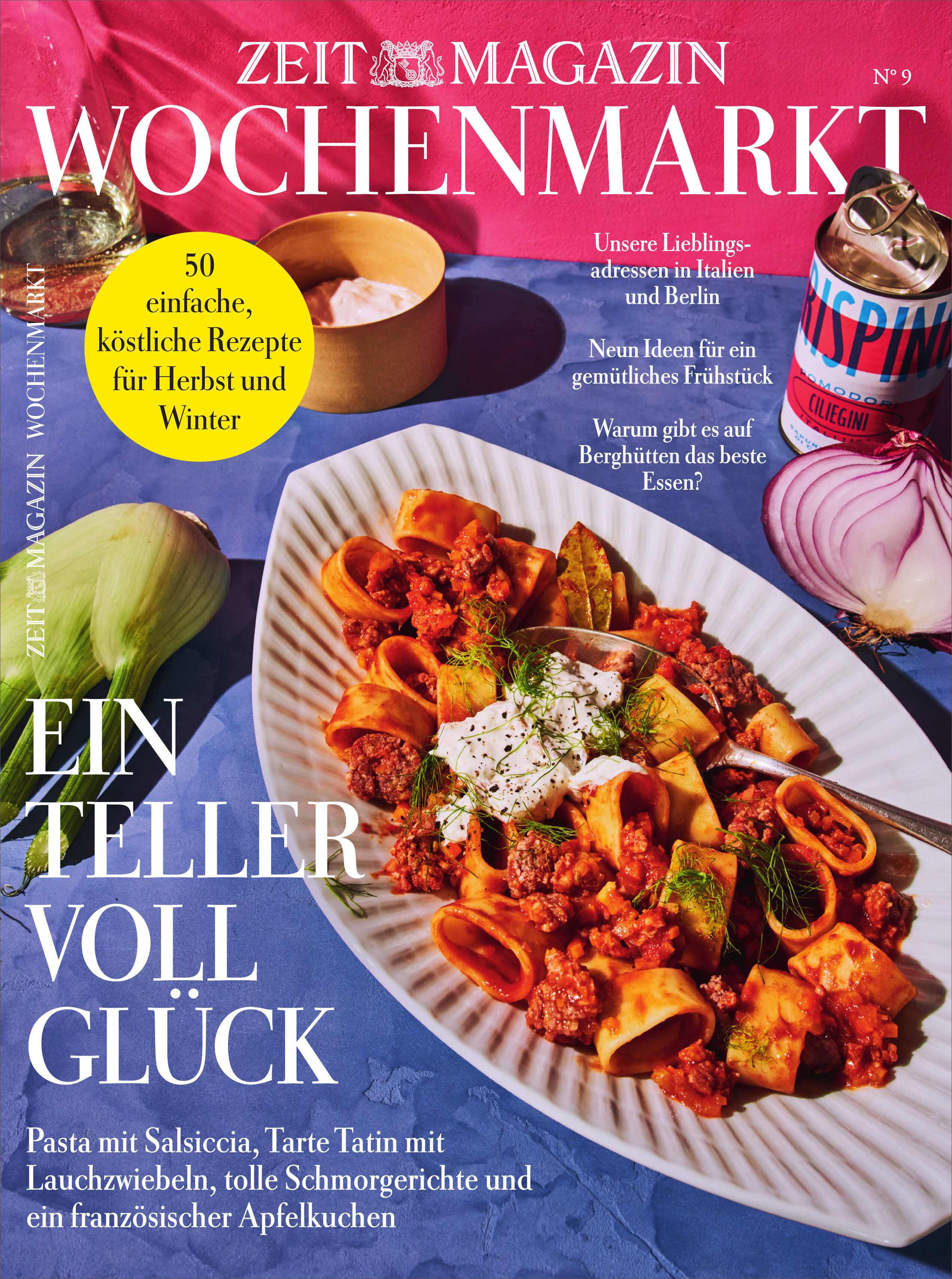 Das Cover des ZEITmagazin WOCHENMARKT Ausgabe 9/25 zeigt einen Teller mit Pasta und Salsiccia in Tomatensoße, daneben eine Zeitschrift und ein Aperitif-Glas. Das Titelthema betont herbstliche und winterliche Rezepte und verspricht kulinarische Inspiration für Genießer und Hobbyköche.