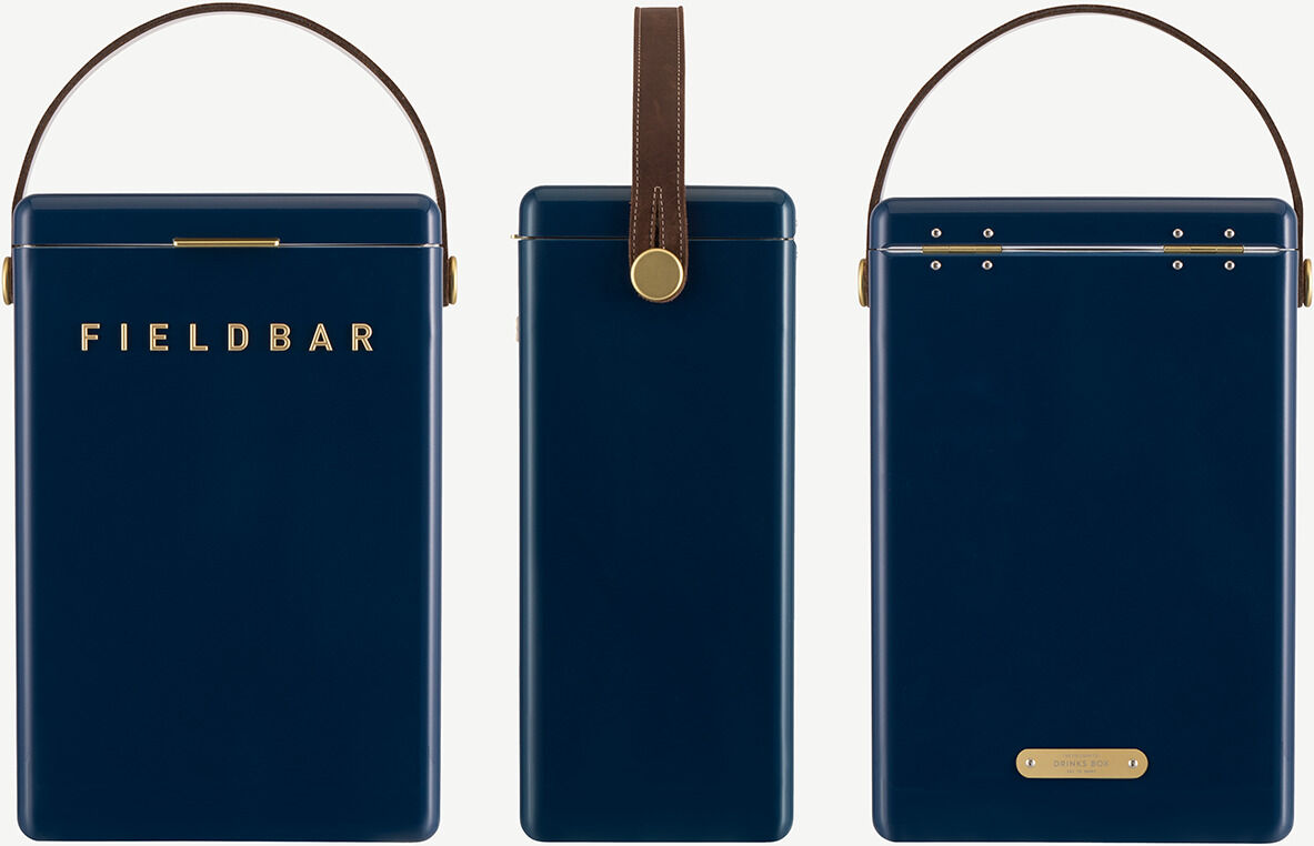Drei Ansichten einer tragbaren Getränke-Box namens Fieldbar. Sie ist dunkelblau mit einem braunen Ledergriff und goldenen Schriftzügen sowie Details.