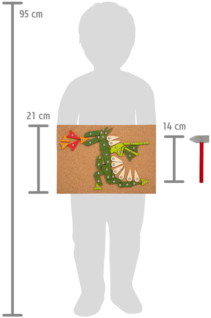 Das Hämmerchenspiel zeigt ein Kinderspielzeug, bei dem Kinder verschiedene farbige Formen, wie z.B. einen grünen Drachen, auf eine Korkplatte nageln können. Ein grauer Silhouetten-Körper eines Kindes zeigt die Dimensionen des Spielzeugs. Es ist ein pädagogisch wertvolles Lernspielzeug von ca. 21 cm Breite und 14 cm Höhe. Ein kleines rotes Hämmerchen wird mitgeliefert.