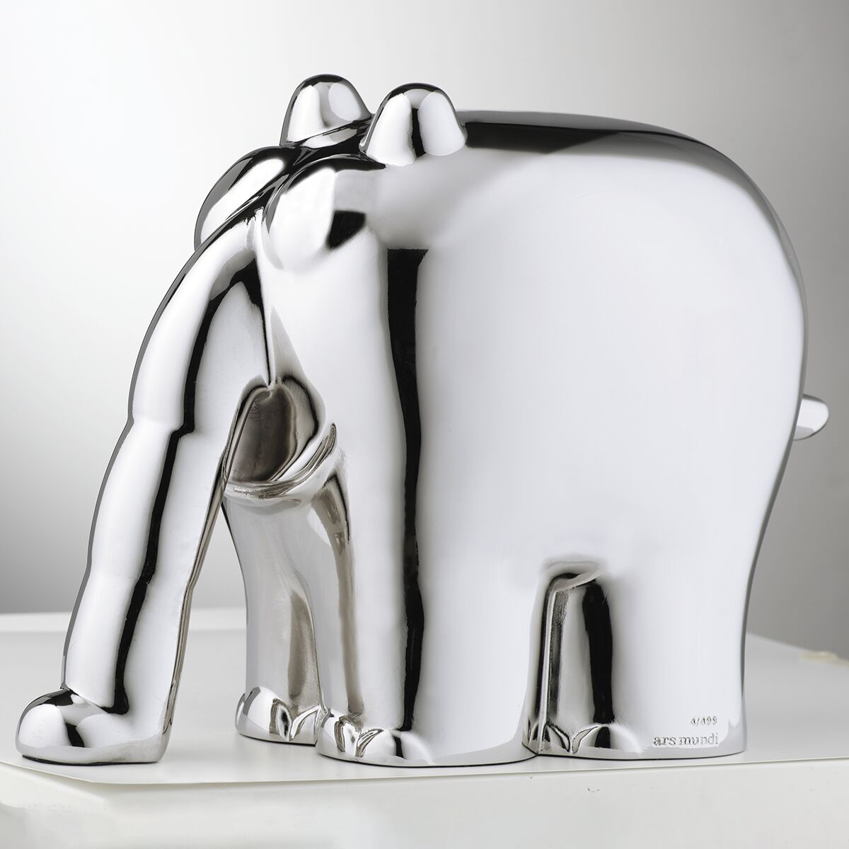 Sehr detailreiche Skulptur eines Ottifanten aus glänzendem, metallic-silbernem Kunstguss, entworfen von Otto Waalkes. Die Oberfläche spiegelt stark, die Form ist abgerundet und comicartig. Die edle Figur steht auf vier Beinen, der Rüssel zeigt nach unten.