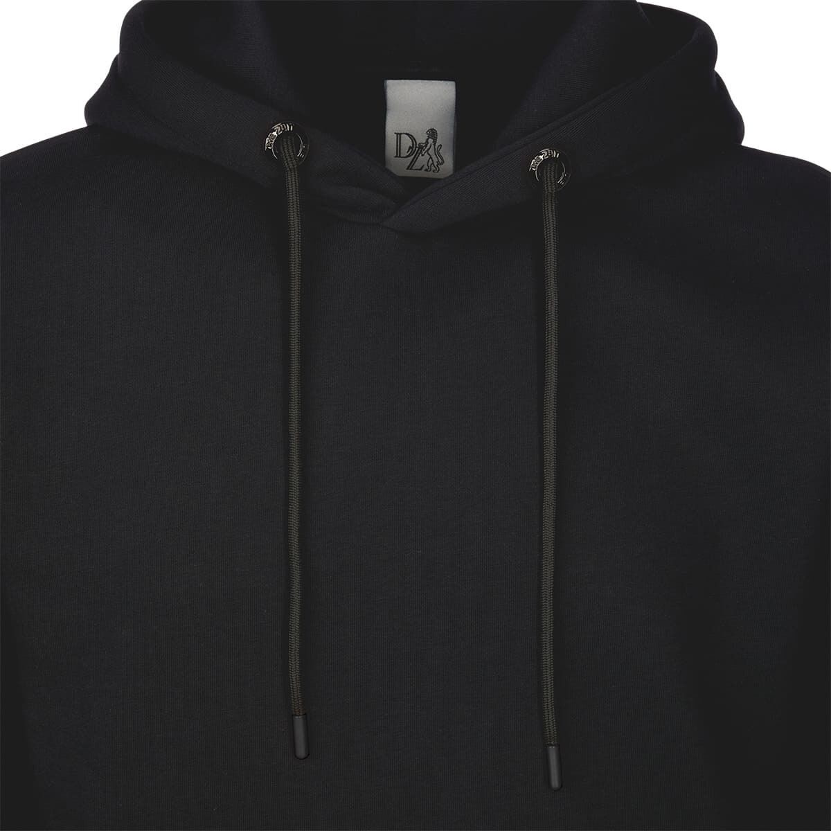 Schwarzer Hoodie aus der ZEIT-Kollektion mit Kordeln und Kapuze, Vorderansicht.