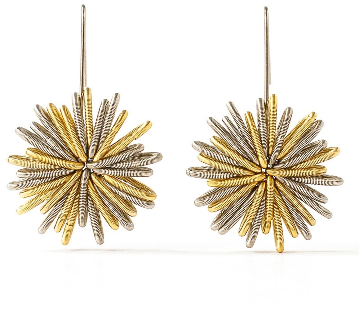 Ein Paar moderne Ohrringe aus Metall in Gold und Silber mit sternförmigem, filigranem Design, stehend auf weißem Hintergrund. Geeignet als festliches und elegantes Accessoire für unterschiedliche Anlässe.
