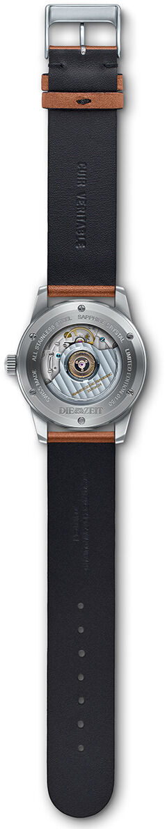 Eine elegante Armbanduhr der ZEIT-Sonderedition »L1 Weiss«. Sie hat ein silbernes Gehäuse, ein schwarzes Lederarmband mit braunen Akzenten und ein minimalistisches, weißes Ziffernblatt. Ideal als Geschenk für modebewusste Männer.