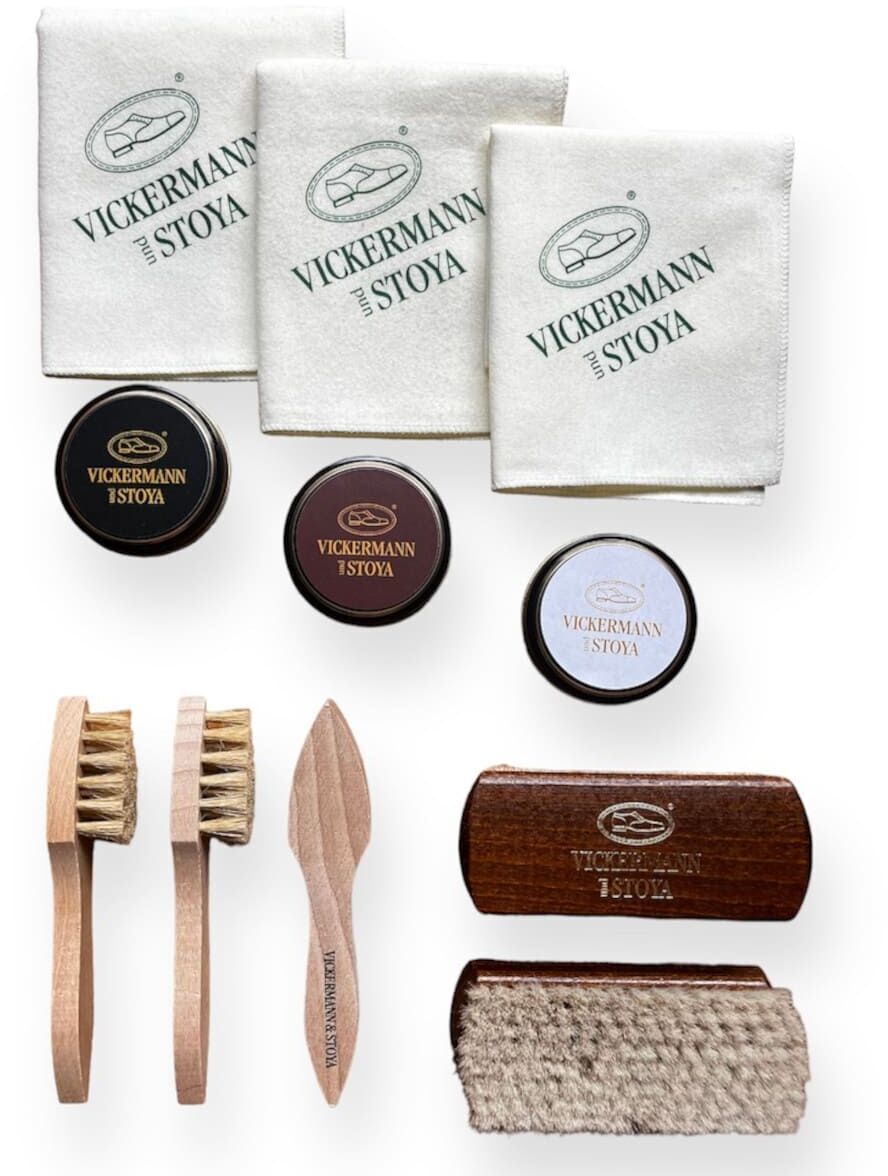 Lederpflege-Set von Vickermann & Stoya. Enthält mehrere Putzbürsten, Ledertücher und Pflegemittel in weiß, braun und beige Farbtönen.