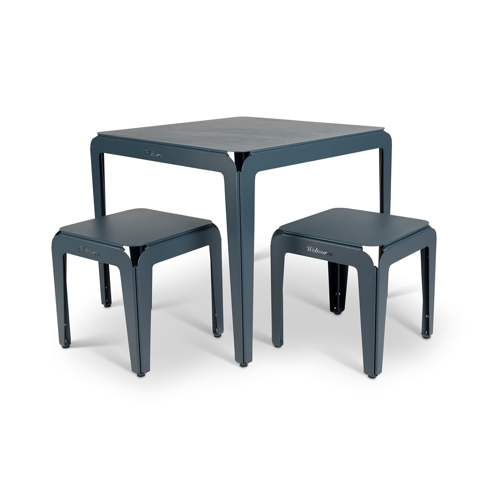 Quadratischer Gartentisch mit zwei passenden Hockern in modernem, minimalistischem Design aus dunklem Metall.
