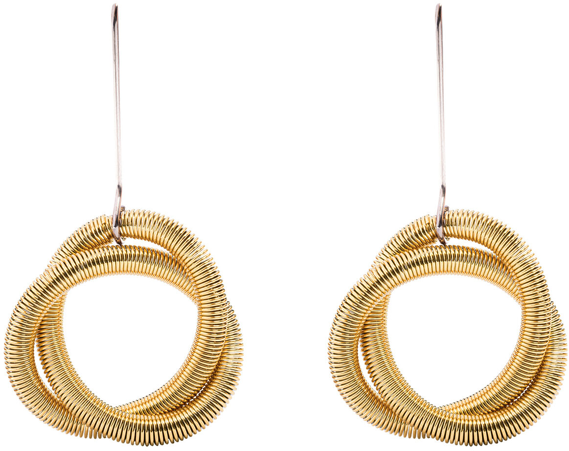 Zwei moderne Ohrringe „Oh Tress Gold“ der Marke la molla aus filigranen, vergoldeten Edelstahlfedern. Die Ohrringe haben eine verschlungene, kreisförmige Form und hängen an schlichten, silberfarbenen Haken. Sie wirken leicht, architektonisch und elegant.