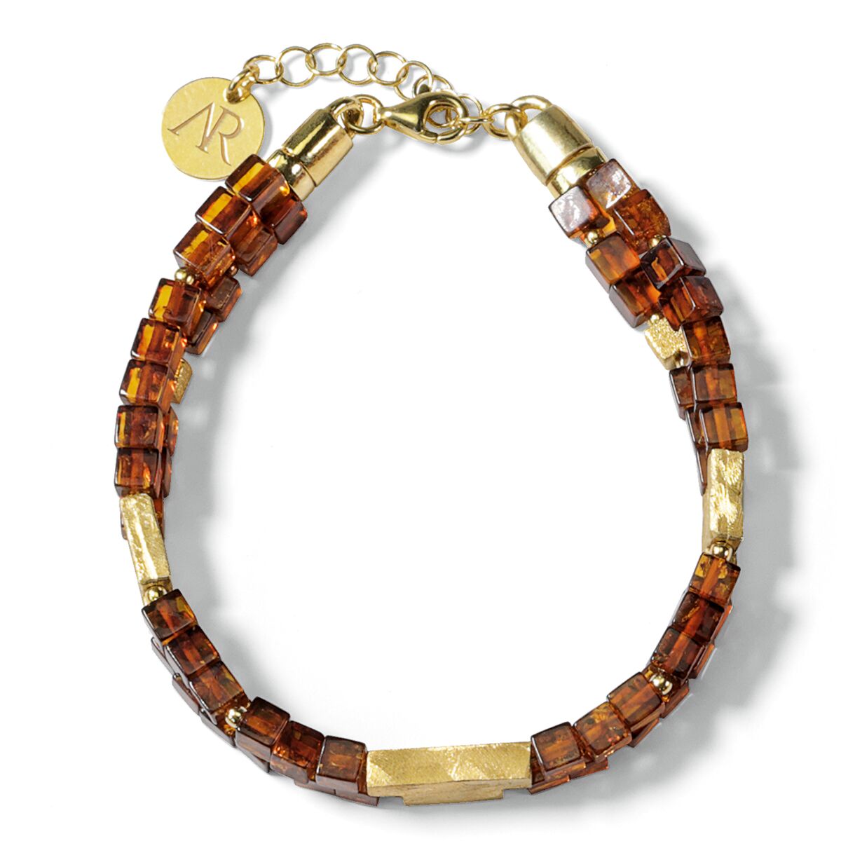 Elegantes Armband der Marke Ars mundi aus der Bernstein-Schmuckset-Serie »Annabele« mit rechteckigen, bernsteinfarbenen Elementen und vergoldeten Silberelementen. Goldfarbener Verschluss und Verlängerungskette mit einer runden Plakette. Stilvolles Design, hochwertig verarbeitet.